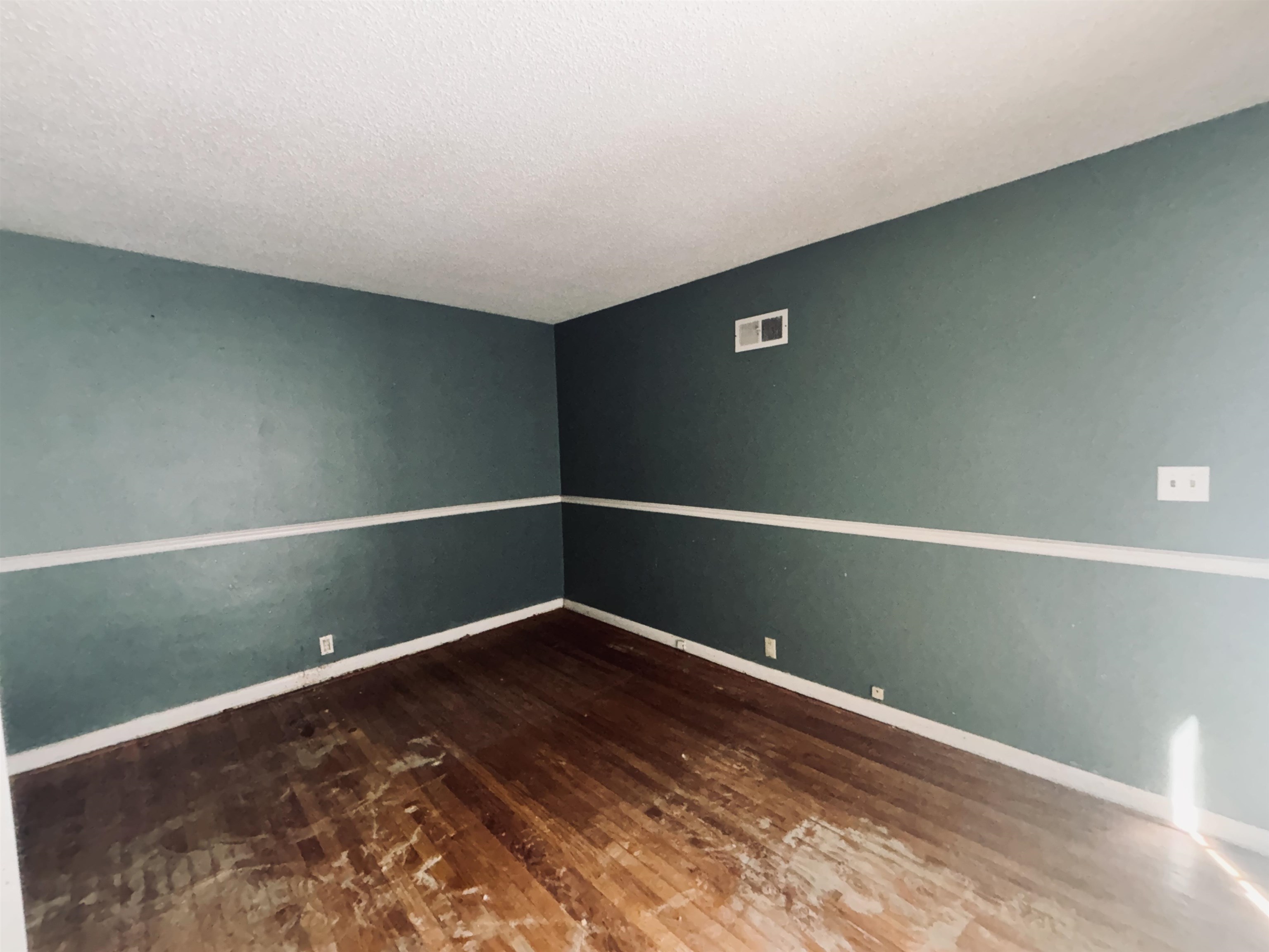1331 West Logan Street Freeport, IL 61032 - Photo 19 of 30 a view of a room