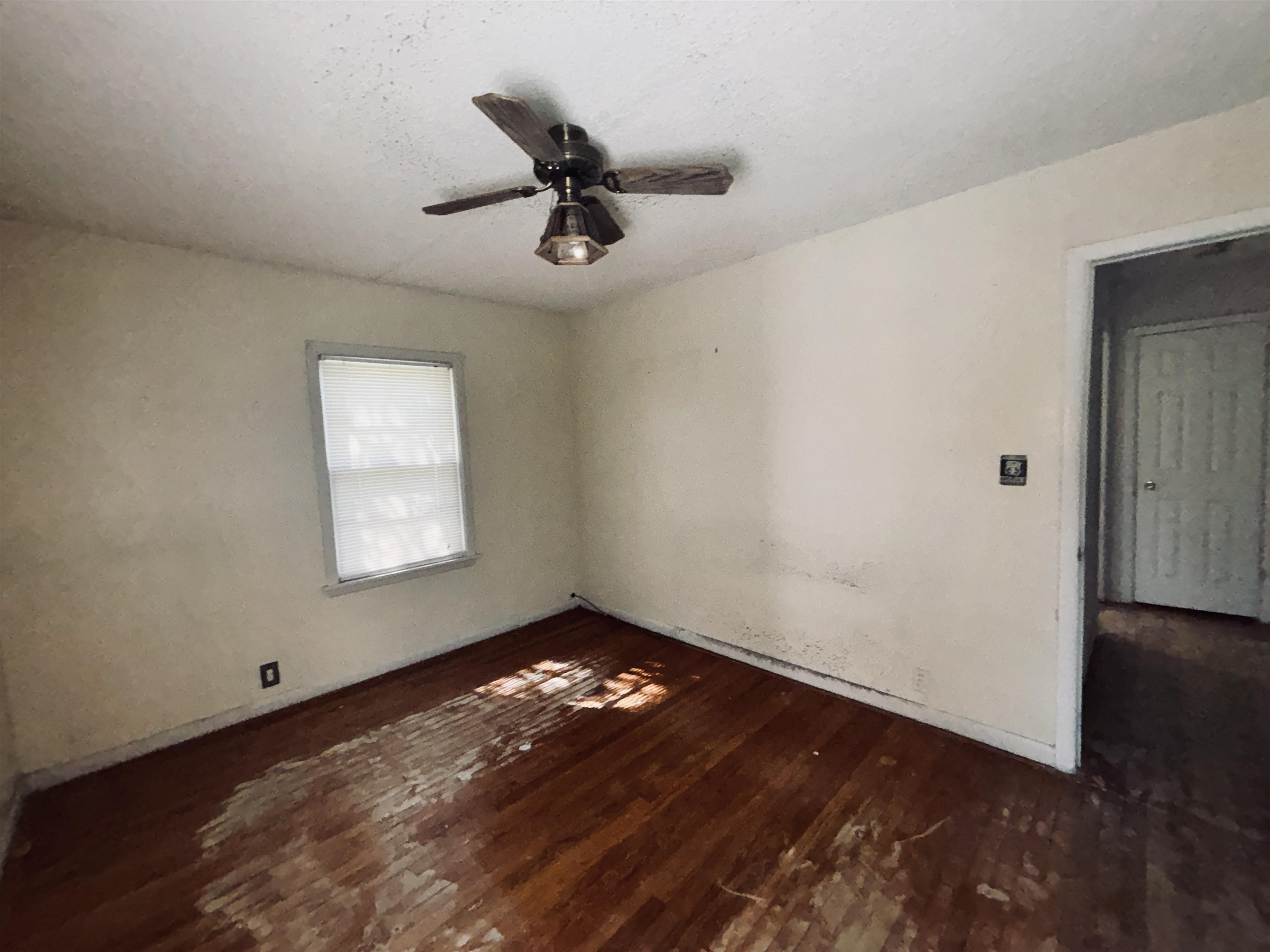 1331 West Logan Street Freeport, IL 61032 - Photo 4 of 30 an empty room with a window and ceiling fan