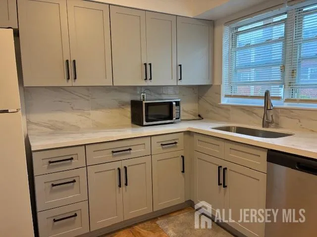 $1,950 | 28-02 Woodedge Avenue, Unit 2802, Edison, NJ 08817