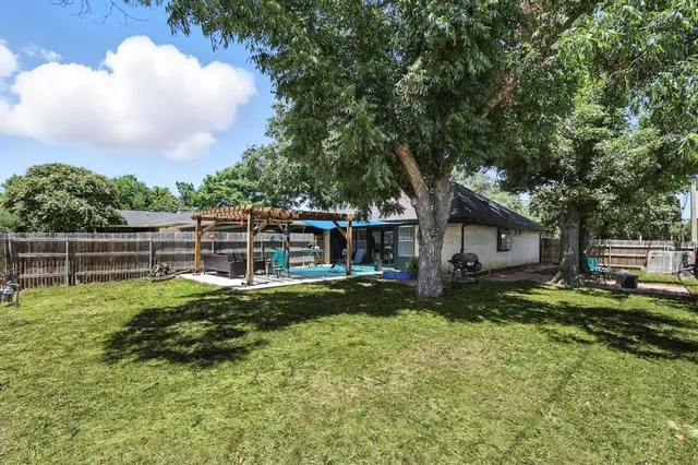 a view of a house with backyard