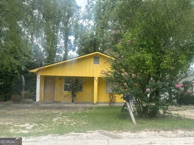 a view of a house with a backyard