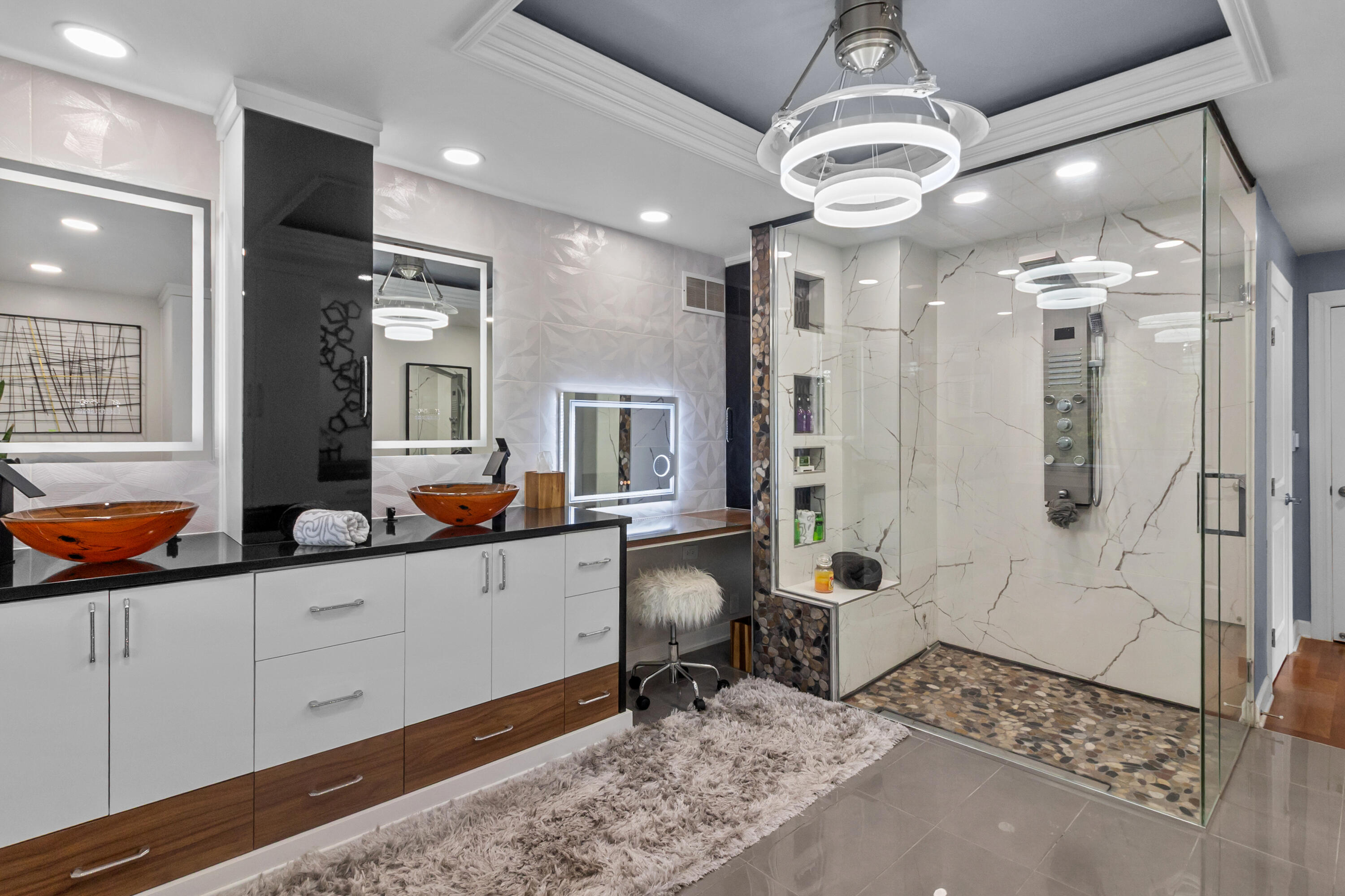 W5505 Rocky Road La Grange, WI 53121 - Photo 22 of 45 Master BA (2)