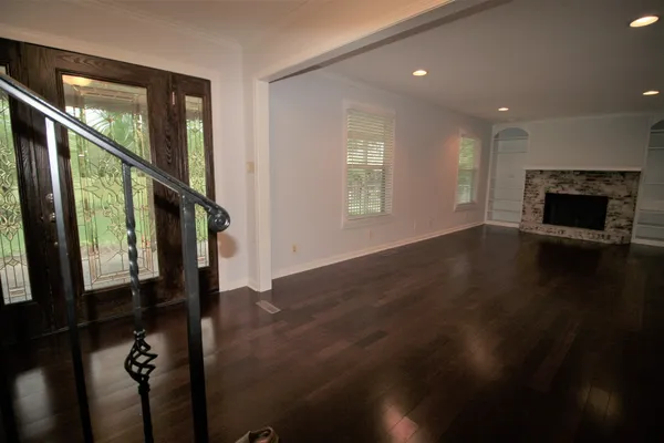 a view of an entryway with a livingroom