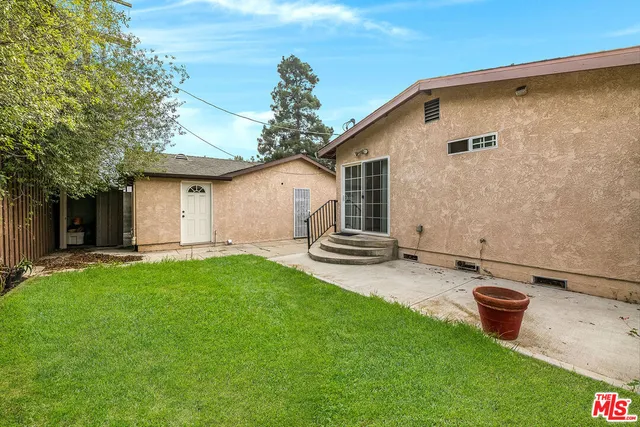 a view of a house with backyard