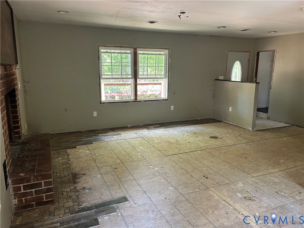 2239 Owl Creek Road Keysville, VA 23947 - Photo 8 of 30 an empty room with windows