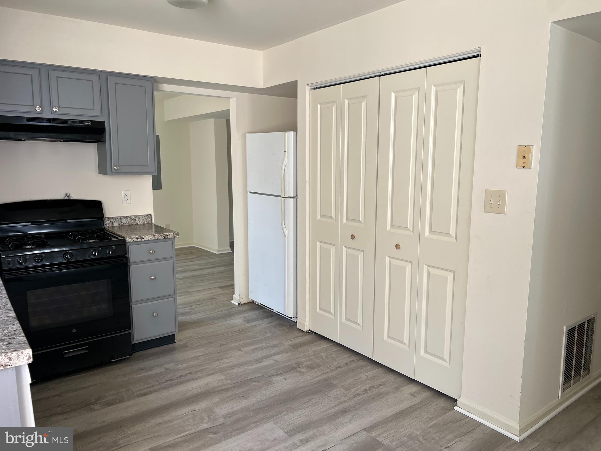 560 South Pitney Road Absecon, NJ 08205 - Photo 9 of 32 Kitchen showing the laundry closet