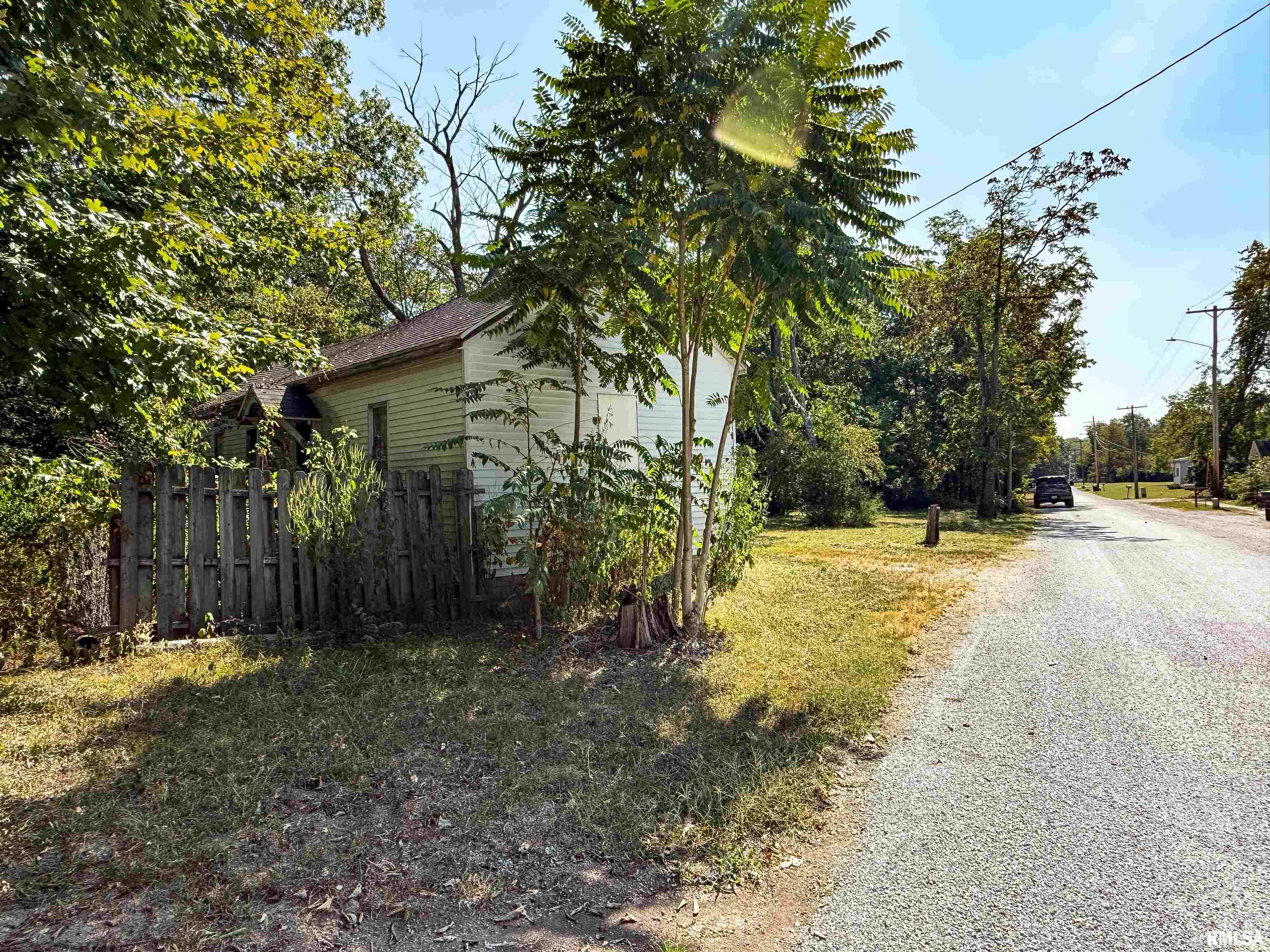 515 South Main Street Louisville, IL 62858 - Photo 5 of 9