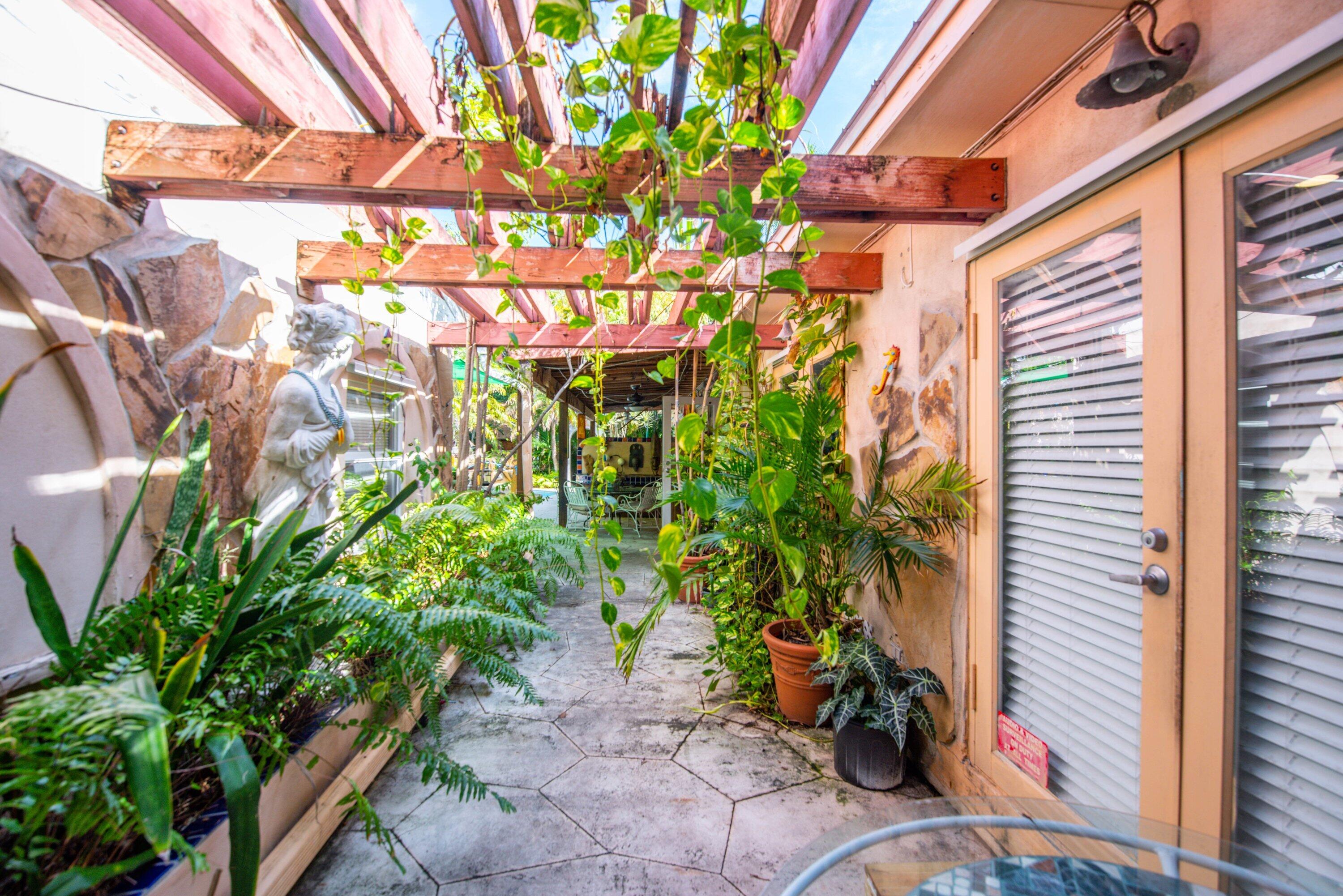 1711 Seminary Street Key West, FL 33040 - Photo 28 of 44 Backyard