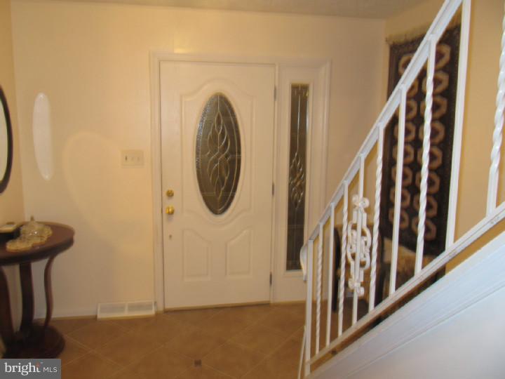 1553 Singer Road Reading, PA 19610 - Photo 3 of 18 Foyer