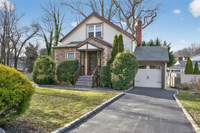 $4,800 | 3 Woodmere Lane, Glenwood Landing, NY 11547