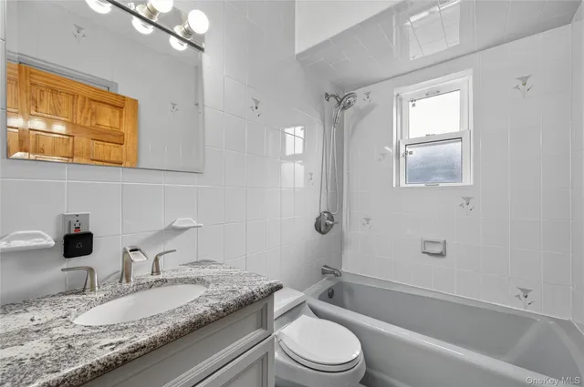 $4,800 | 3 Woodmere Lane, Glenwood Landing, NY 11547