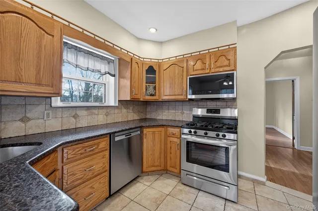 $4,800 | 3 Woodmere Lane, Glenwood Landing, NY 11547