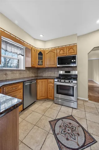 $4,800 | 3 Woodmere Lane, Glenwood Landing, NY 11547