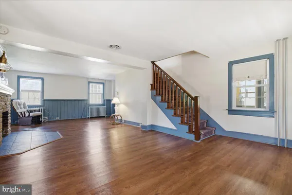 a view of livingroom with furniture