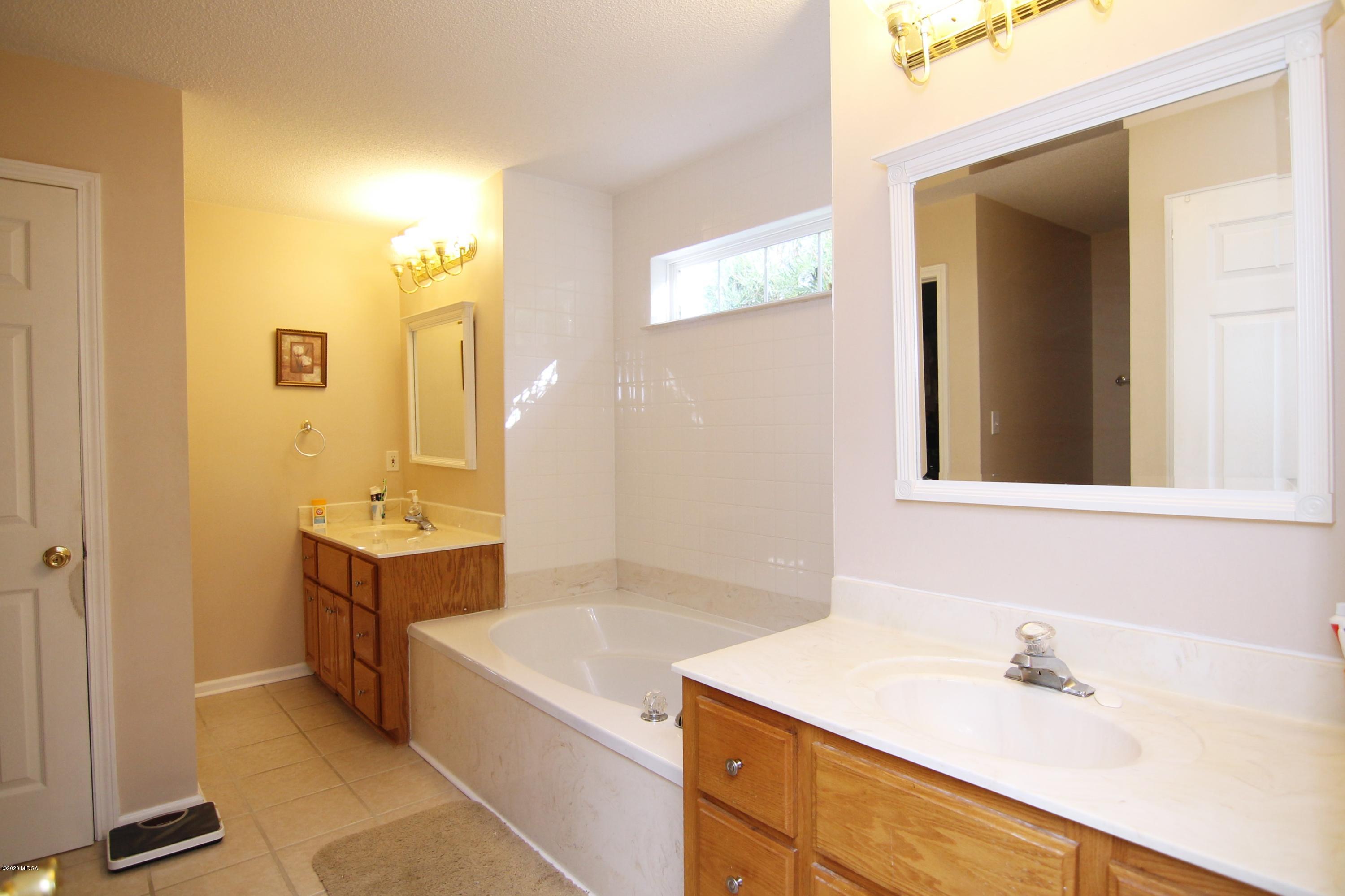 226 Ruben Road Byron, GA 31008 - Photo 20 of 30 a bathroom with a tub sink and mirror