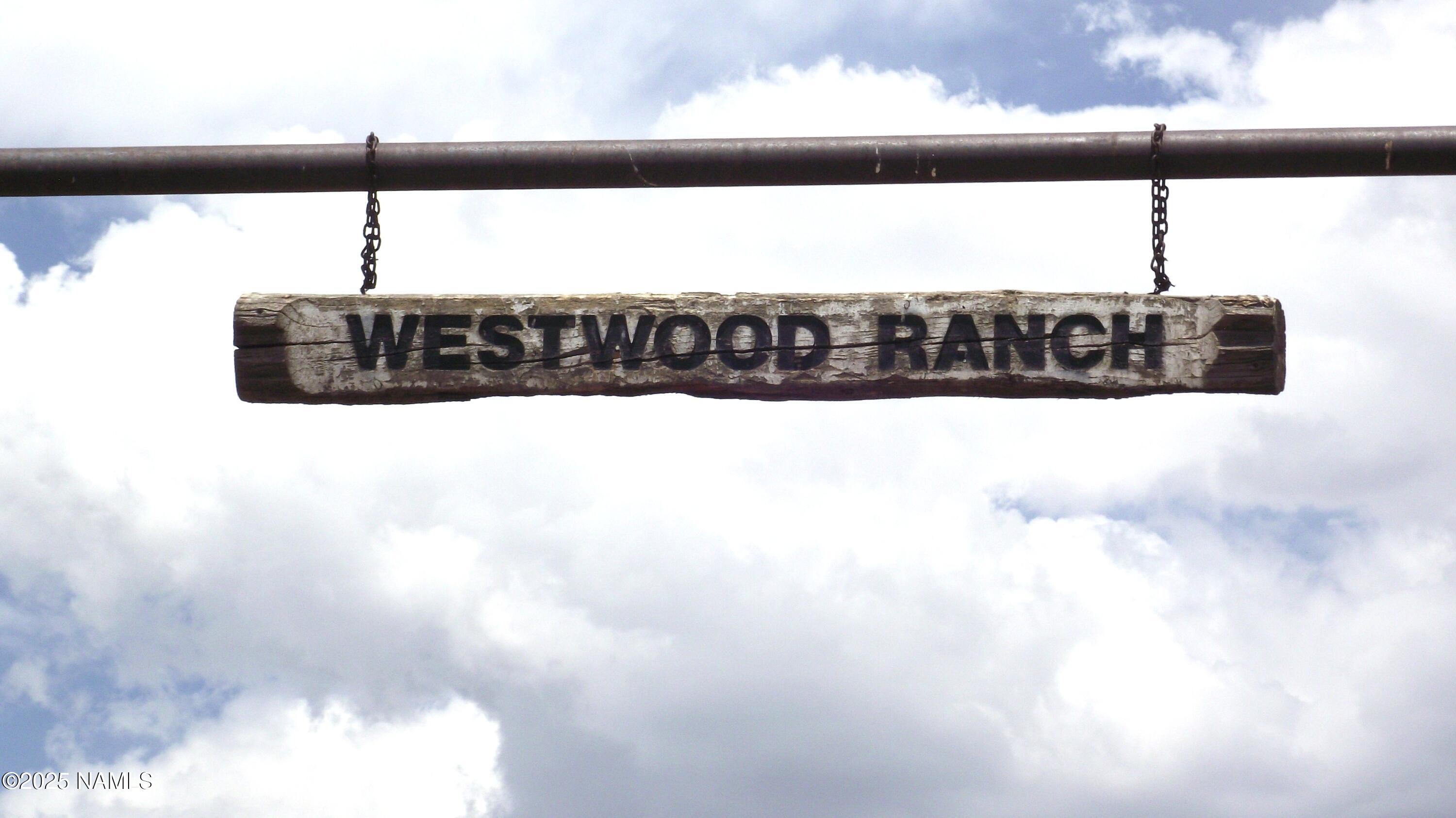 13 Westwood Ranch Road Williams, AZ 86046 - Photo 21 of 31 a bathroom with a bathtub and a next to a window