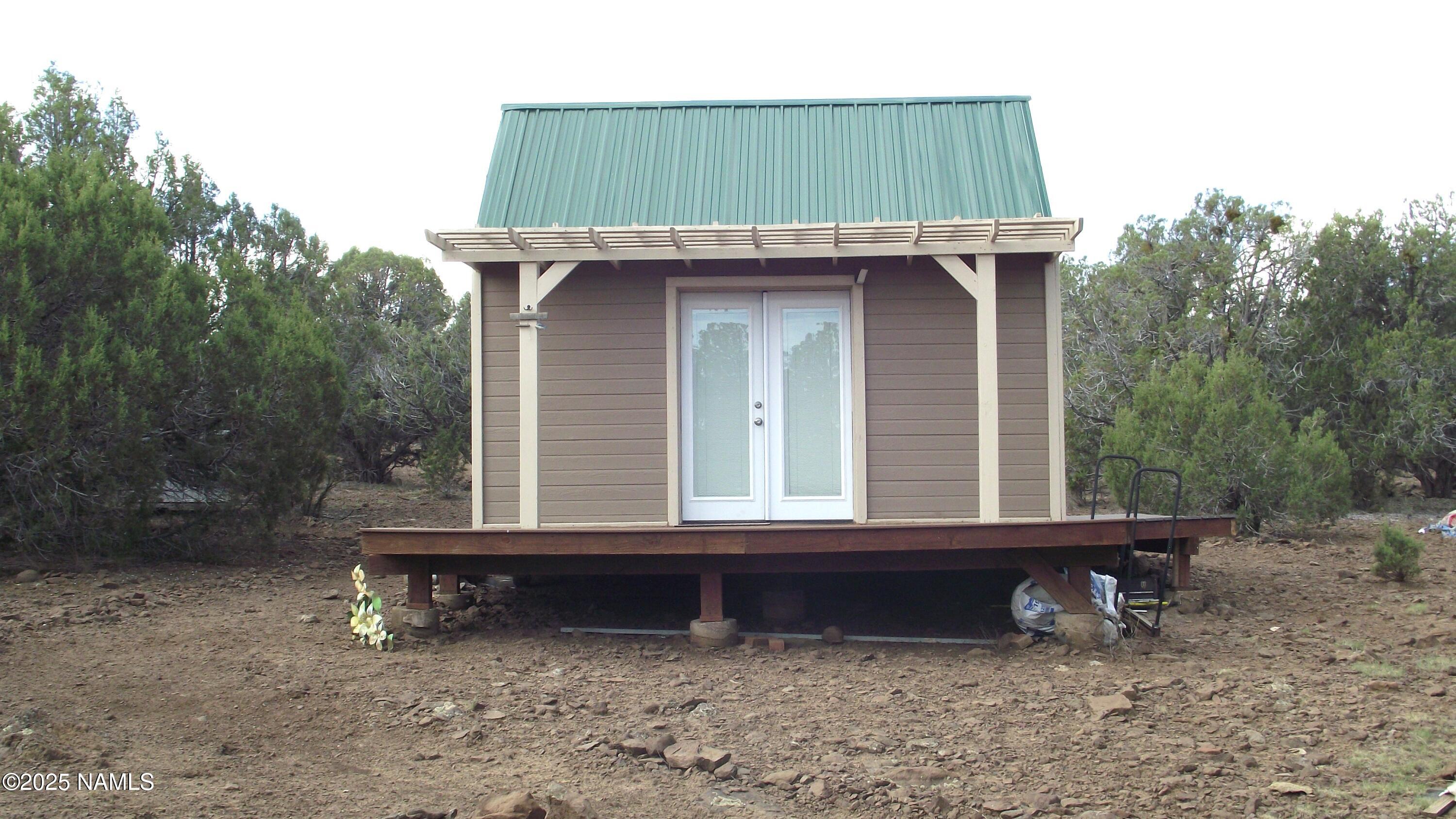 13 Westwood Ranch Road Williams, AZ 86046 - Photo 5 of 31 a small house with a outdoor space