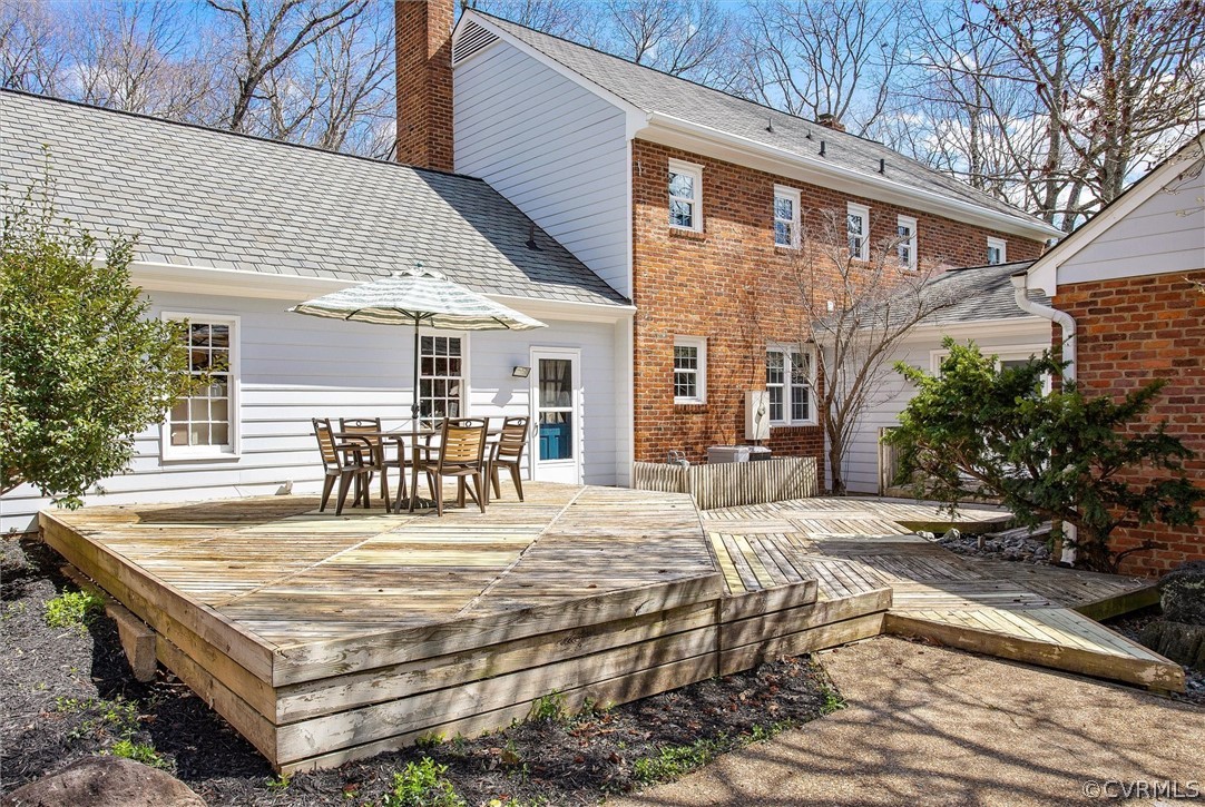 2800 Queenswood Road Midlothian, VA 23113 - Photo 38 of 45 a view of a dinning tables and chairs in patio