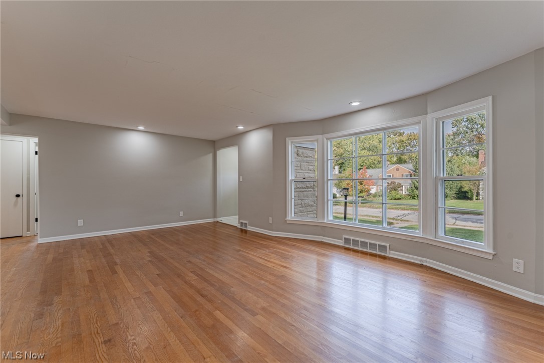 3390 Seaton Road Cleveland, OH 44118 - Photo 4 of 32