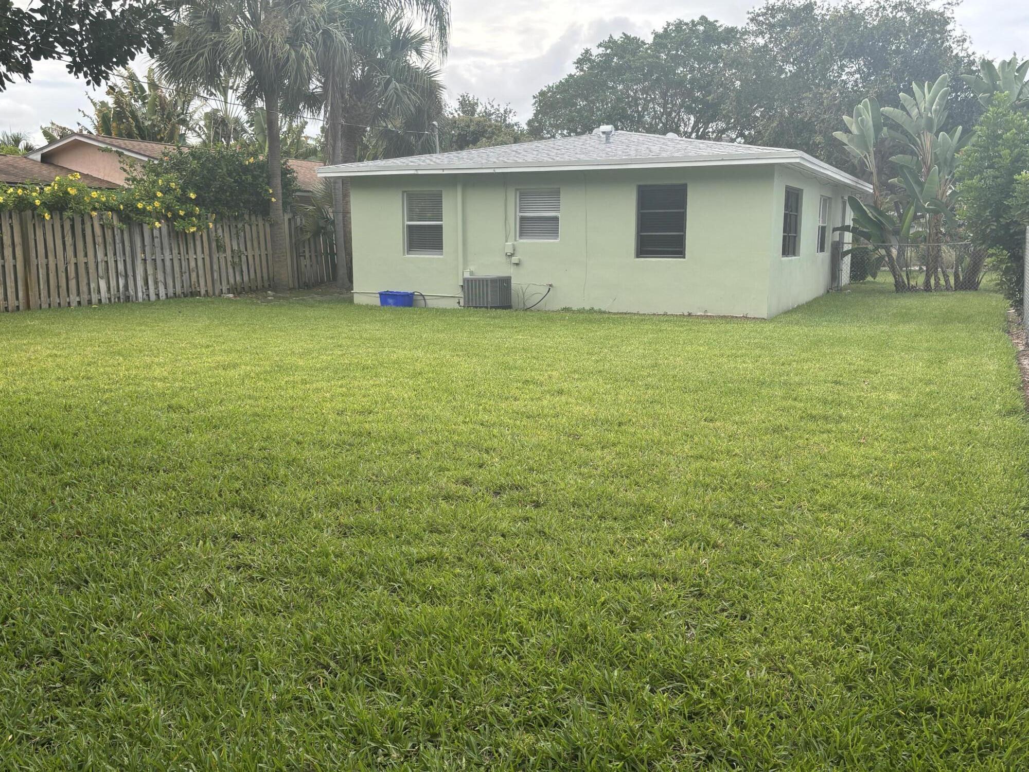 218 Seville Road West Palm Beach, FL 33405 - Photo 14 of 17 IMG_2388