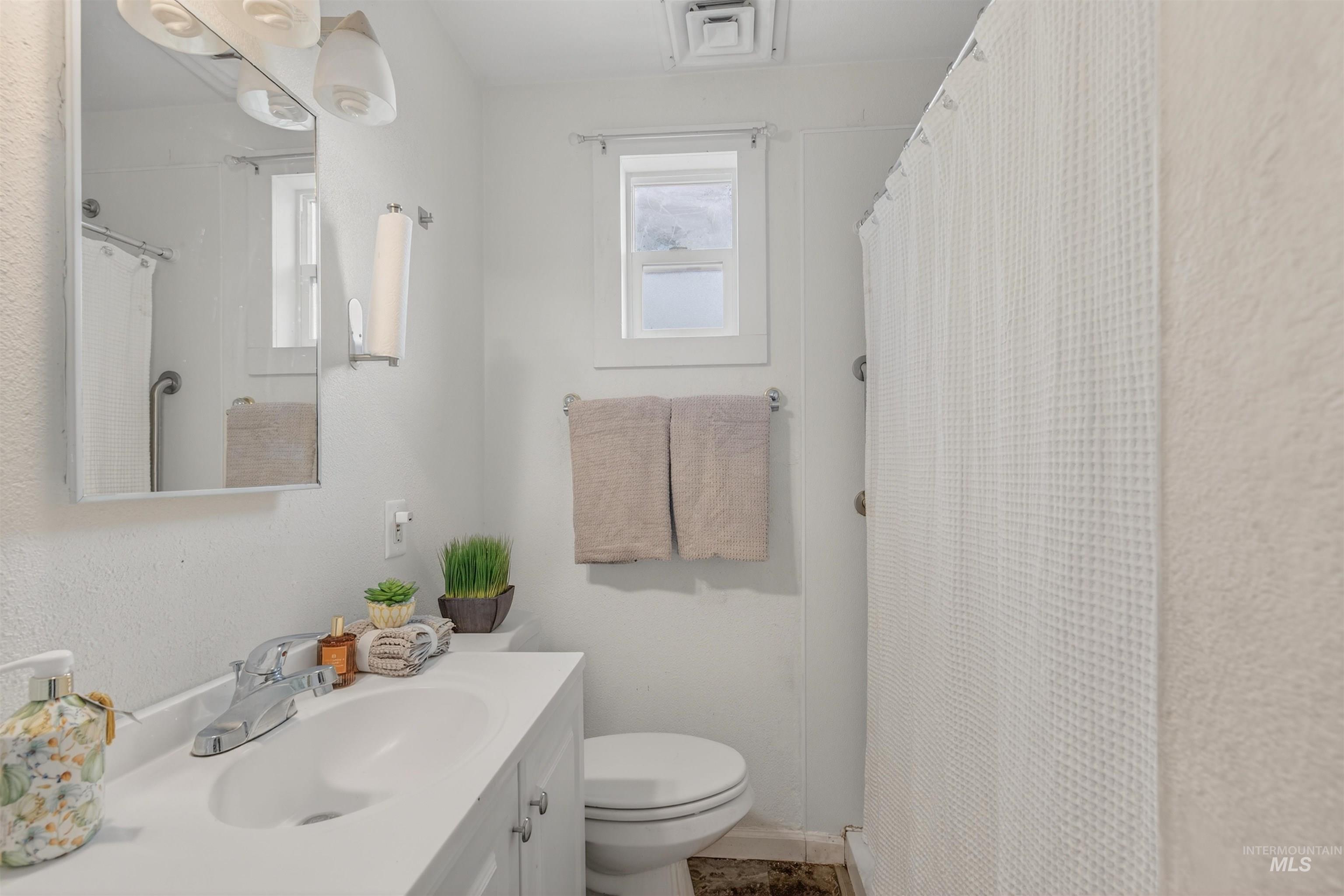 601 12th Street Clarkston, WA 99403 - Photo 5 of 21 Bathroom featuring vanity, curtained shower, and a textured wall