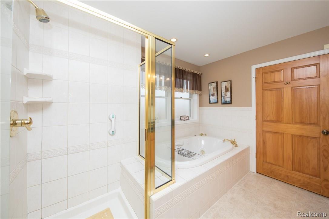 4352 North Oak Road Davison, MI 48423 - Photo 24 of 70 MasterBathroom1.jpg