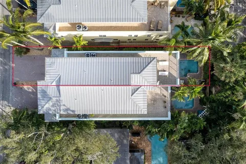 a view of a small yard and tennis court