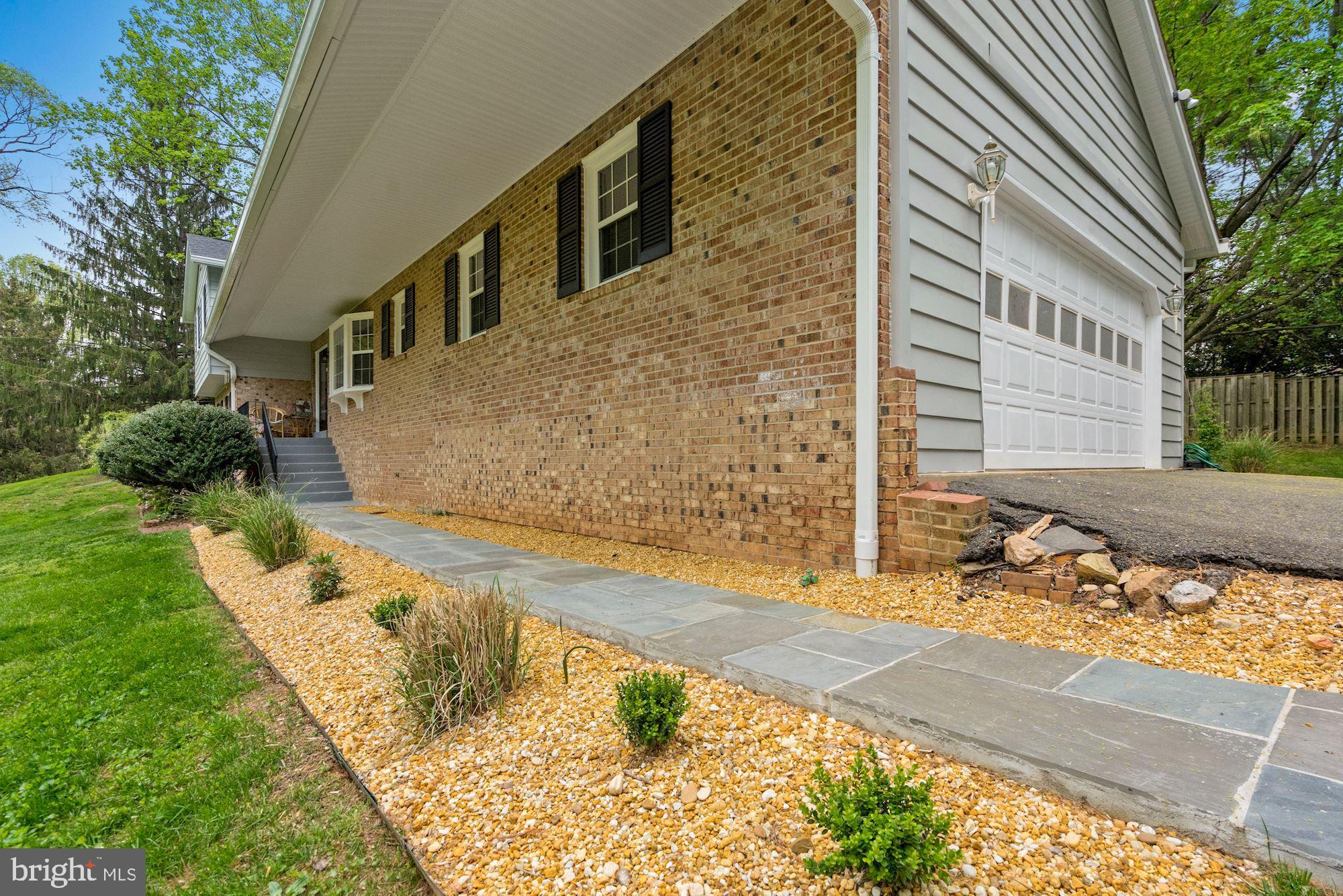 3129 Hunt Road Oakton, VA 22124 - Photo 3 of 32 Gallery Image 3
