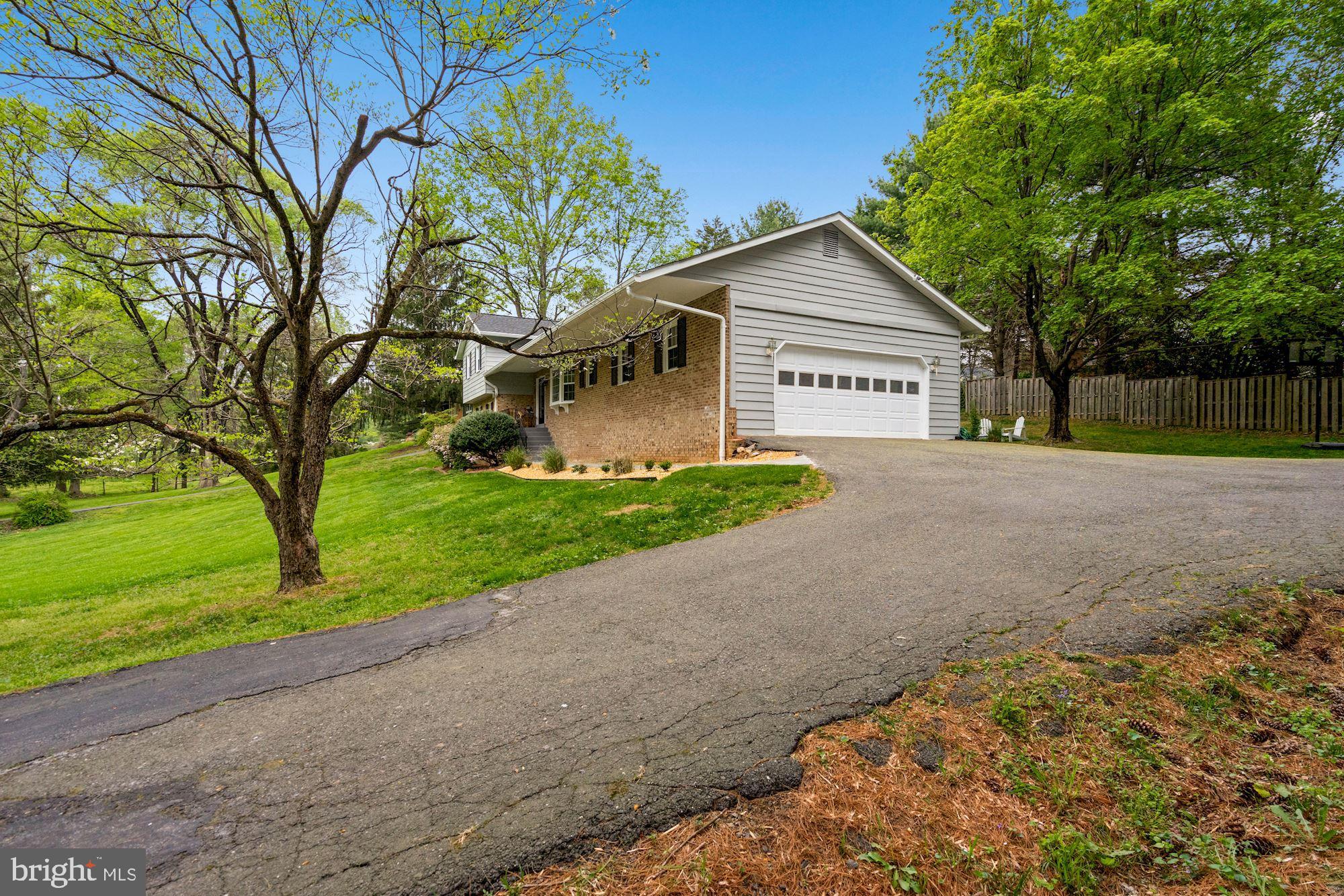 3129 Hunt Road Oakton, VA 22124 - Photo 4 of 32 Gallery Image 4