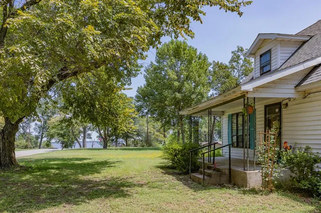 a view of a yard in front of house