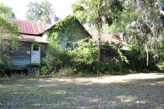 a view of a backyard