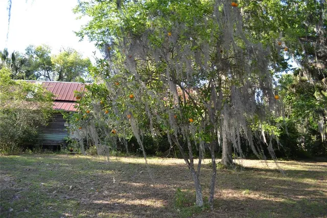 a sign that is sitting in the middle of a yard