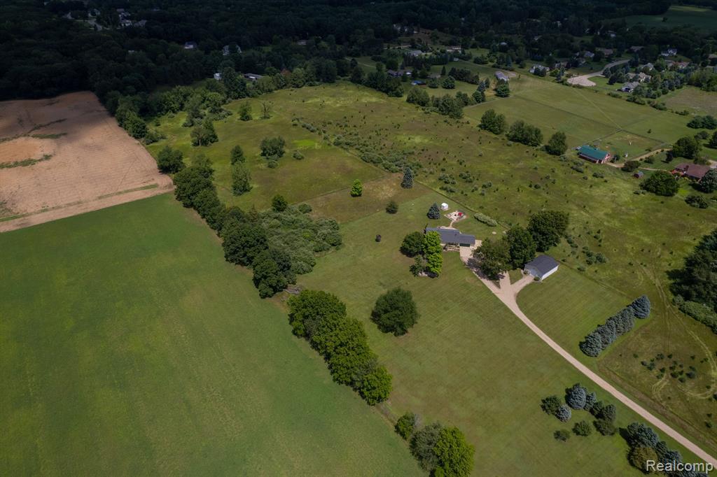 706 West Schafer Road Howell, MI 48843 - Photo 5 of 39