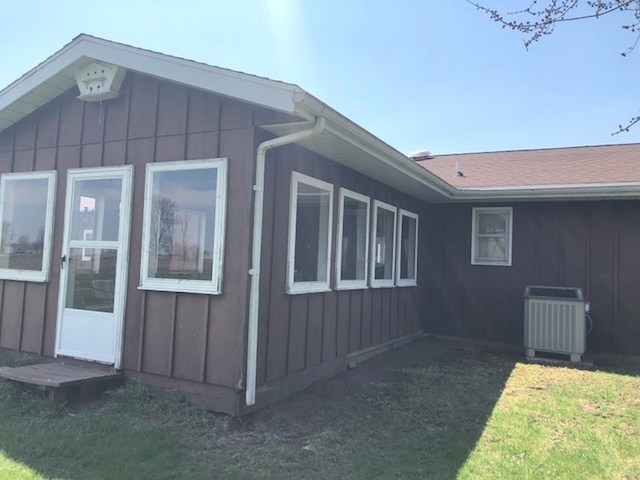 1348 Eldena Road Dixon, IL 61021 - Photo 5 of 20 a backyard of a house