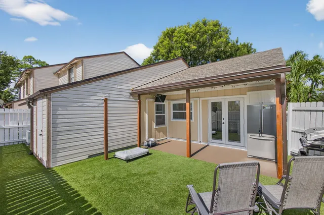 a view of a house with backyard