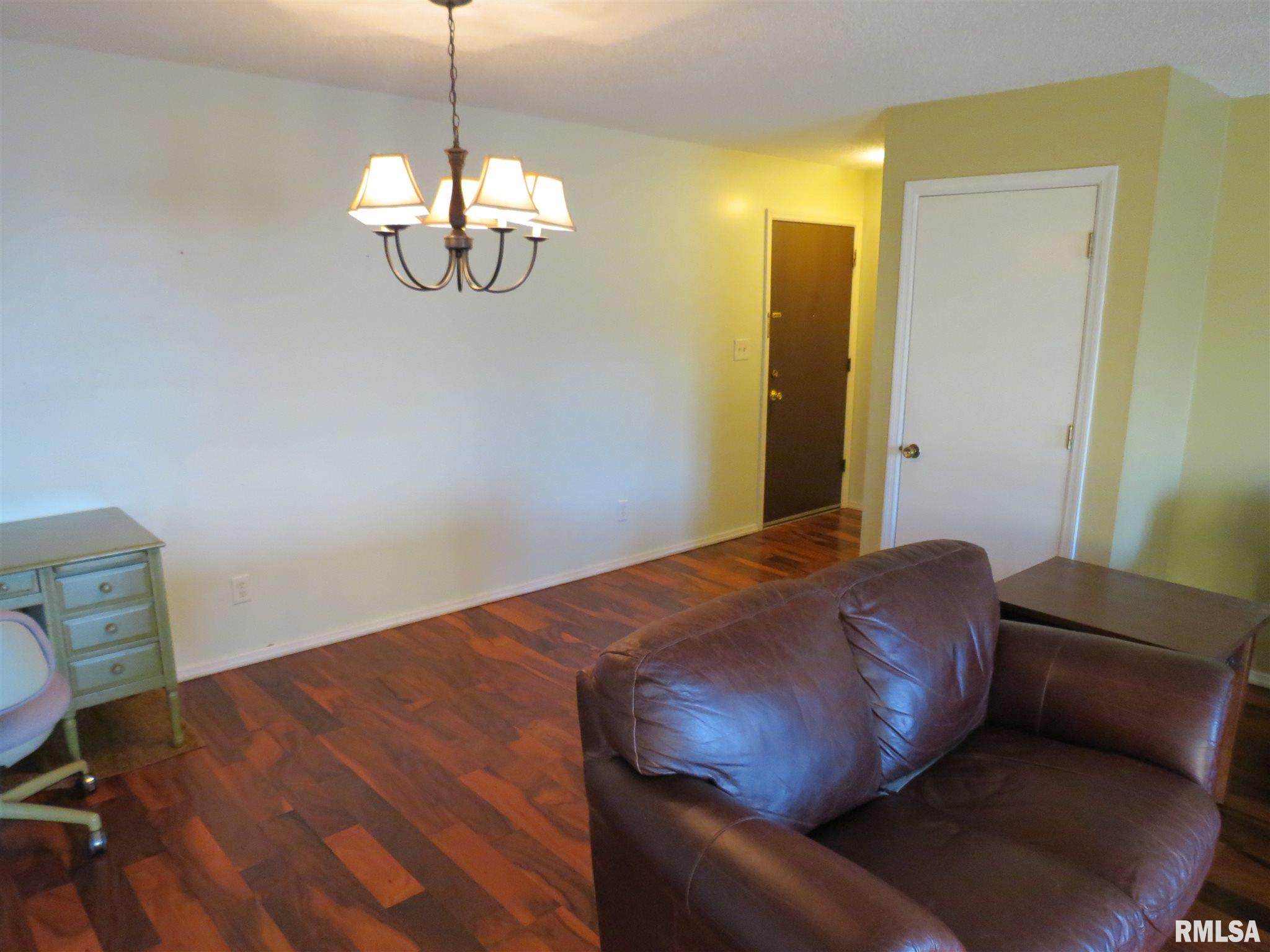 1918 Jeanette Lane Springfield, IL 62702 - Photo 2 of 11 Gallery Image 2