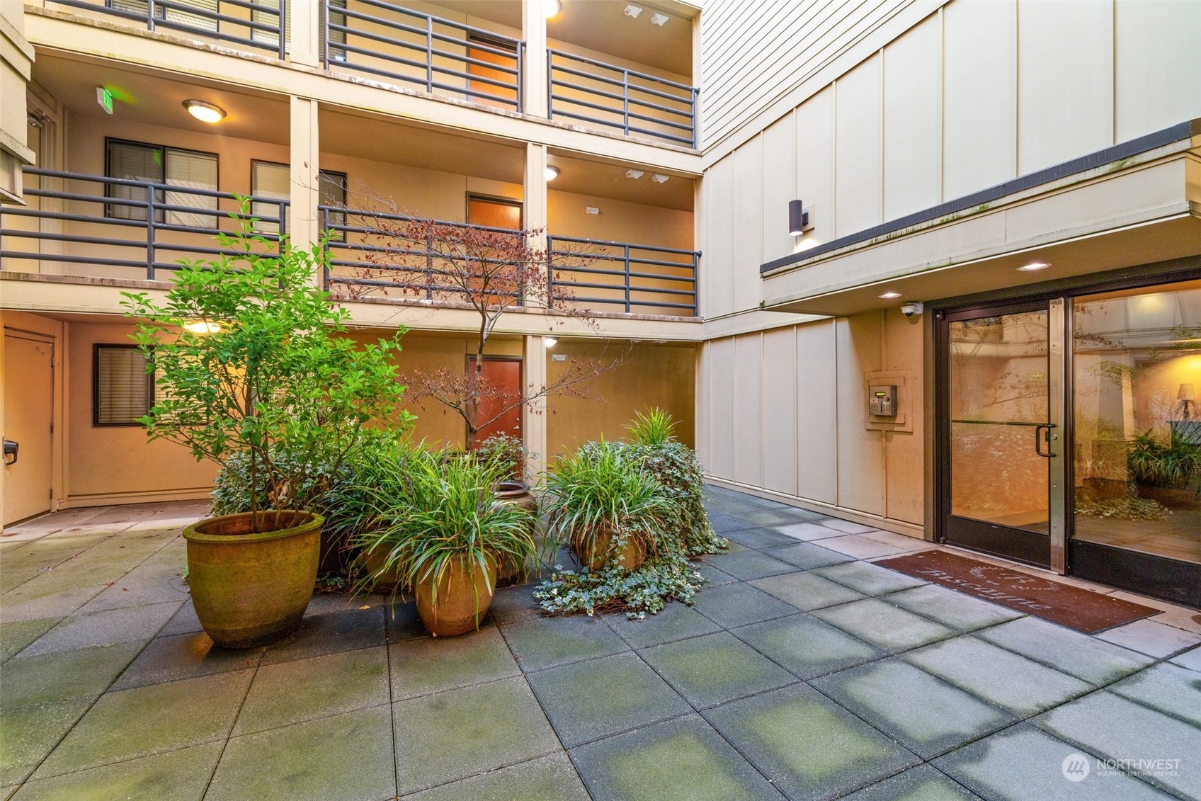 3401 Wallingford Avenue North, Unit 202 Seattle, WA 98103 - Photo 23 of 31