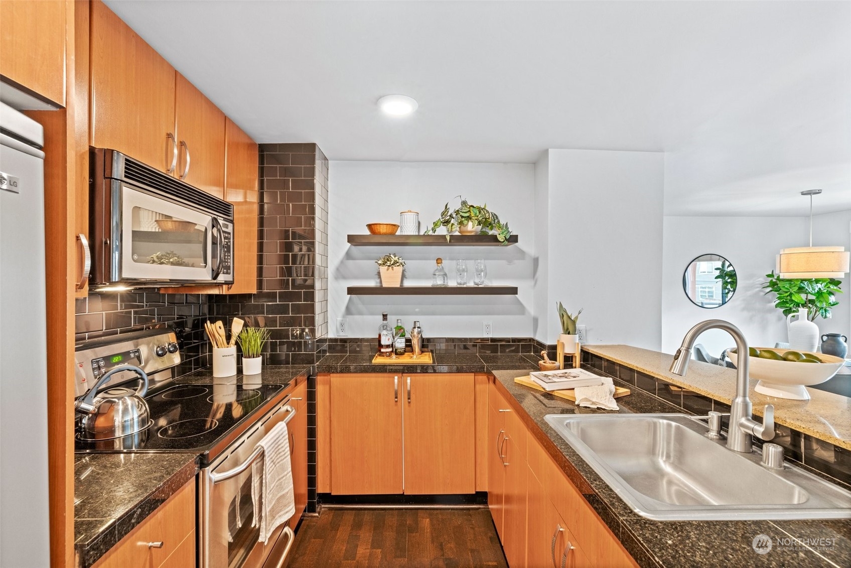 3401 Wallingford Avenue North, Unit 202 Seattle, WA 98103 - Photo 7 of 31