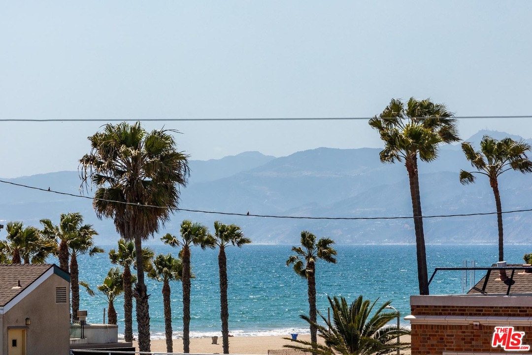 43 Ozone Avenue Venice, CA 90291 - Photo 3 of 30