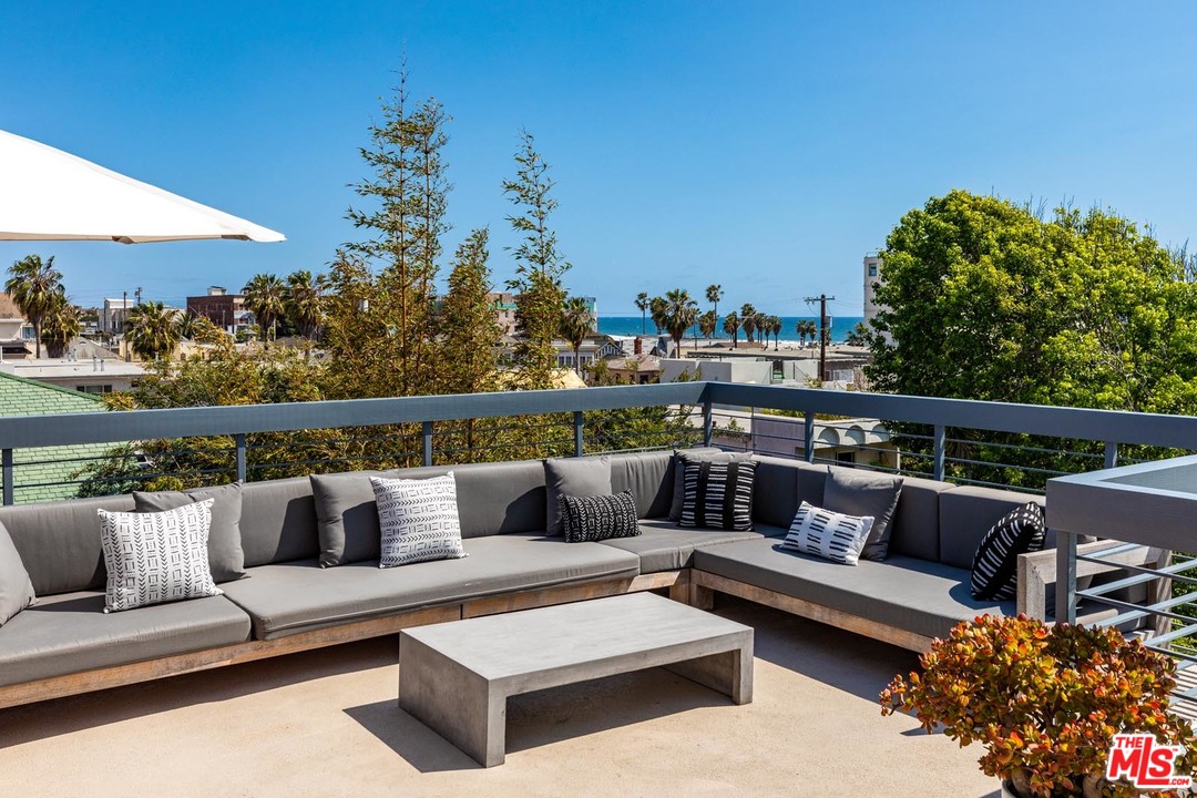 43 Ozone Avenue Venice, CA 90291 - Photo 23 of 30