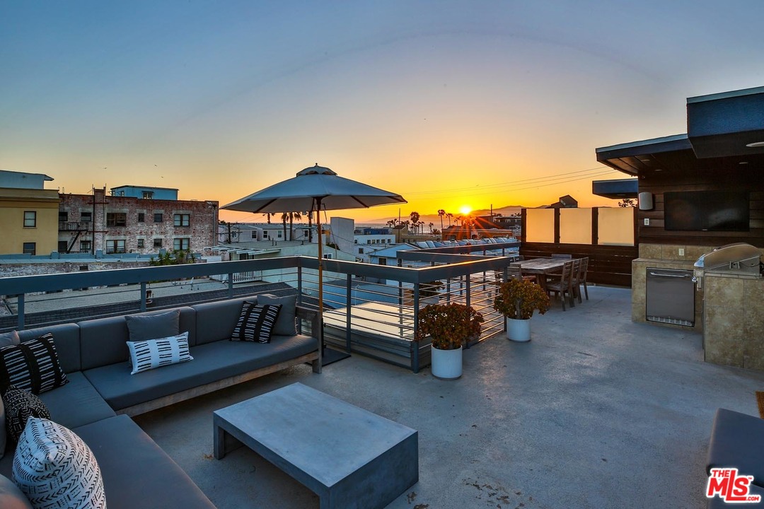 43 Ozone Avenue Venice, CA 90291 - Photo 24 of 30