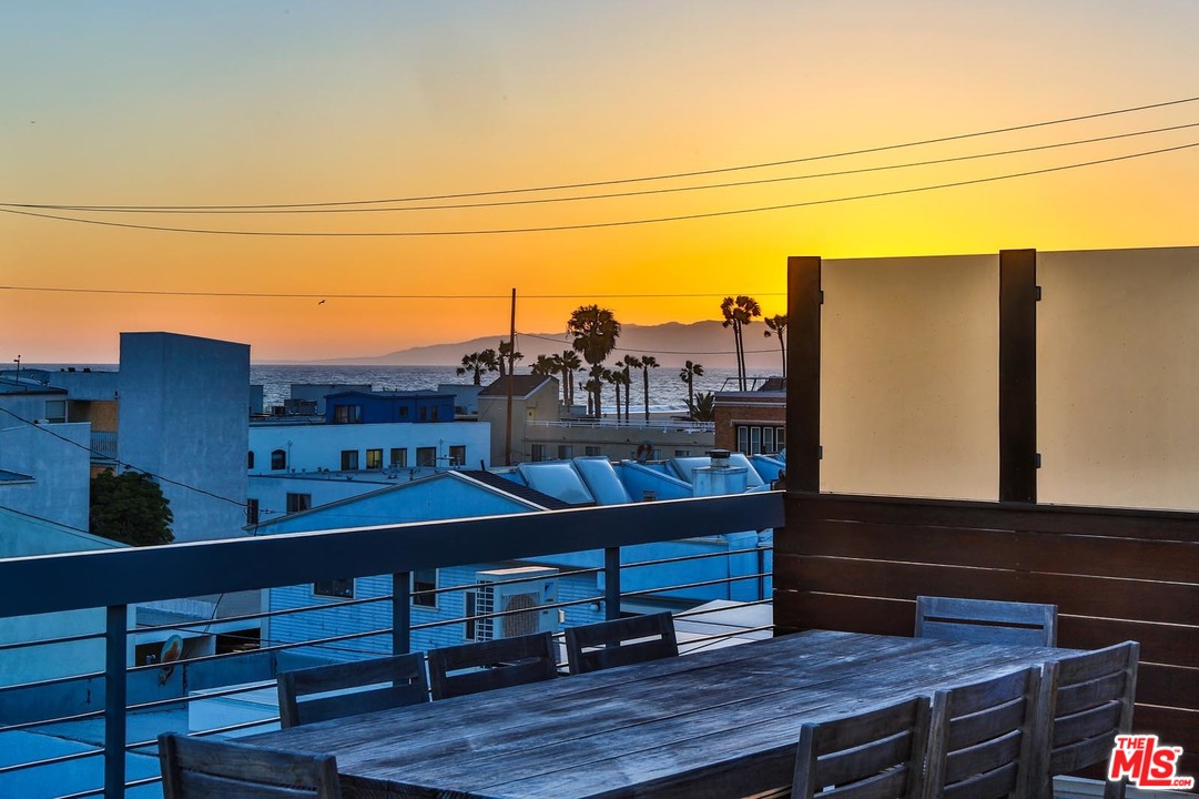 43 Ozone Avenue Venice, CA 90291 - Photo 26 of 30