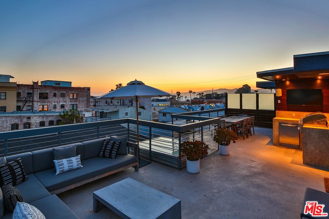 43 Ozone Avenue Venice, CA 90291 - Photo 28 of 30