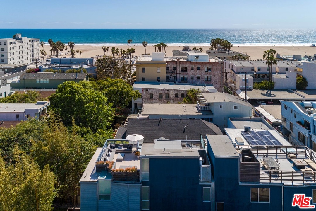 43 Ozone Avenue Venice, CA 90291 - Photo 5 of 30