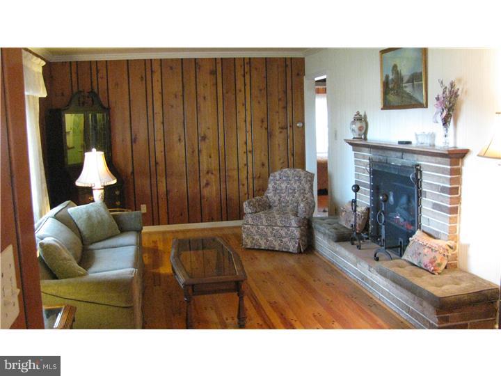 424 Beck Road Souderton, PA 18964 - Photo 5 of 23 Living Room