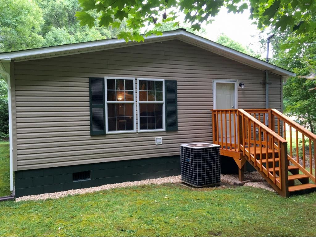 7702 Wells Boone Road Norton, VA 24273 - Photo 29 of 36 Side View of HomePorch