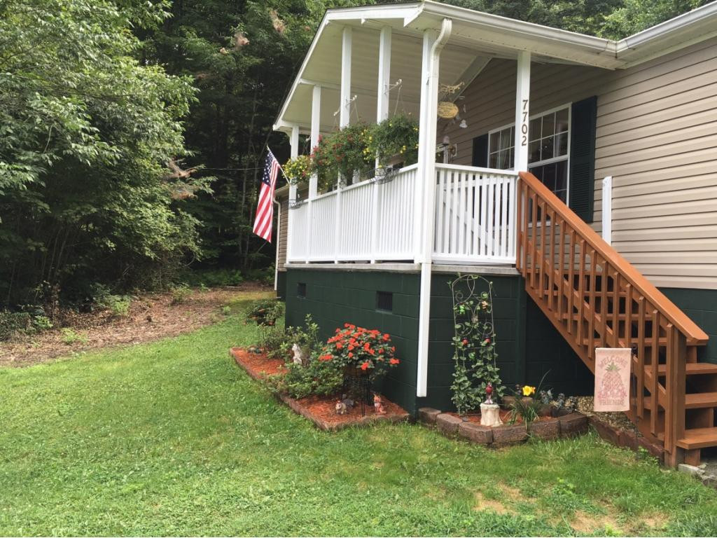 7702 Wells Boone Road Norton, VA 24273 - Photo 3 of 36 Spacious Covered Front Porch