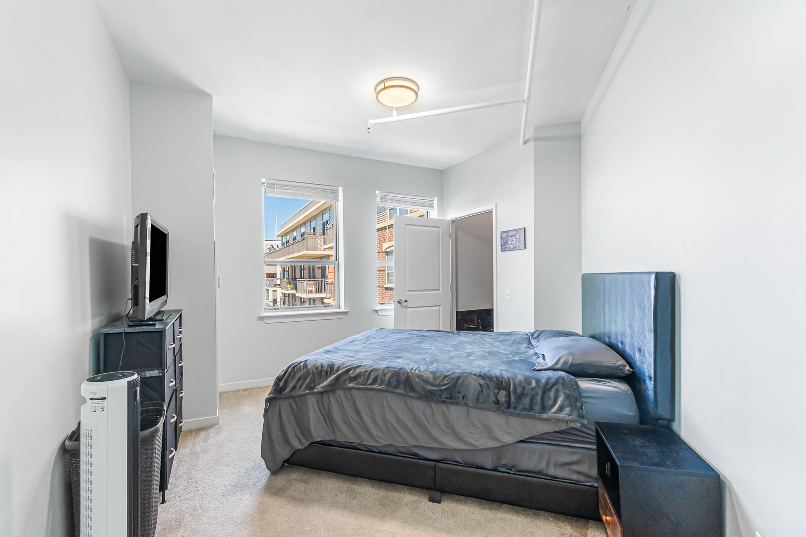 437 West Division Street, Unit 814 Chicago, IL 60610 - Photo 3 of 19