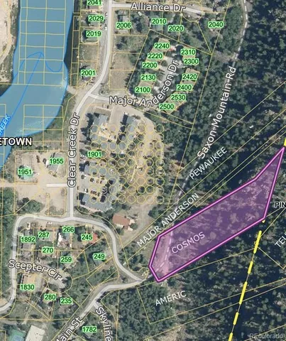 a sign that is sitting on a brick wall