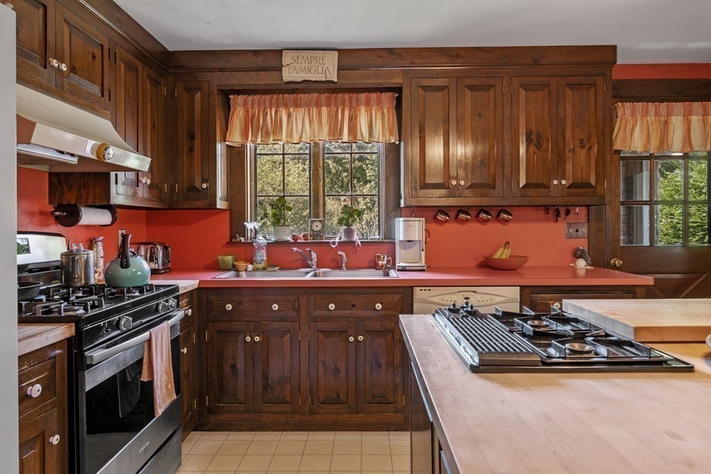 10 Jersey Lane Manchester, MA 01944 - Photo 12 of 34